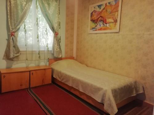 AreniPark-Hotel Khoren's Lake的一间小卧室,配有床和窗户