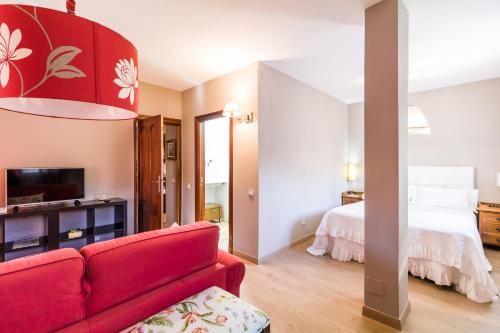 贝塞里尔德拉谢拉B&B Concha的客厅配有红色的沙发和床。