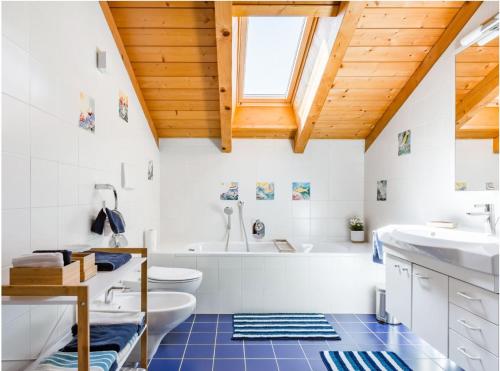 菲耶Lions Apartments的浴室配有白色浴缸和水槽