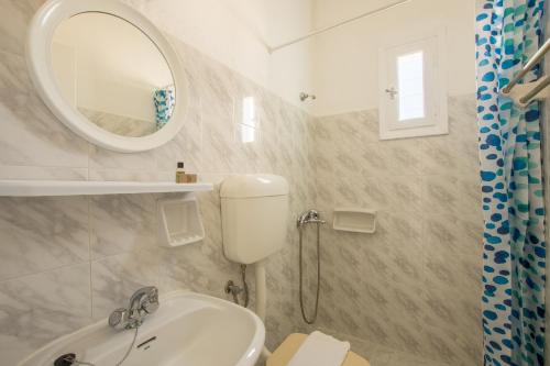 艾丽奇Aliki Panorama Rooms的一间带卫生间、水槽和镜子的浴室