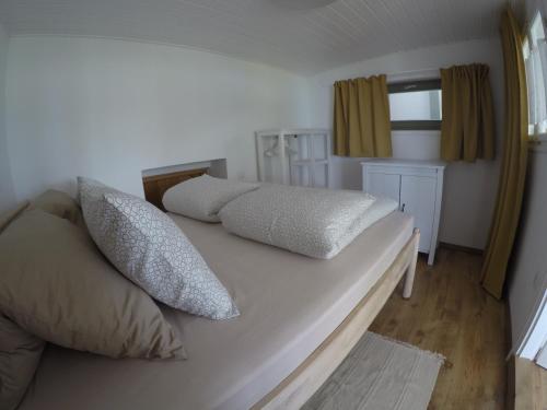 巴拉顿菲赖德Balaton View Residence的一张带两个枕头的大白色床