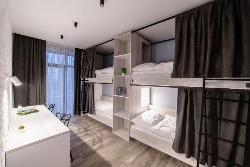 乌日霍罗德Is’land Hostel的客房设有三张双层床和一张书桌。