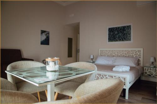 埃尔科拉诺Villa Cua的客厅配有床和桌椅