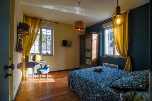 巴涅尔德比戈尔L'EN VERT的卧室配有一张床、一张书桌和窗户。