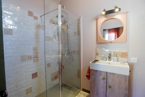 巴涅尔德比戈尔L'EN VERT的带淋浴、盥洗盆和镜子的浴室