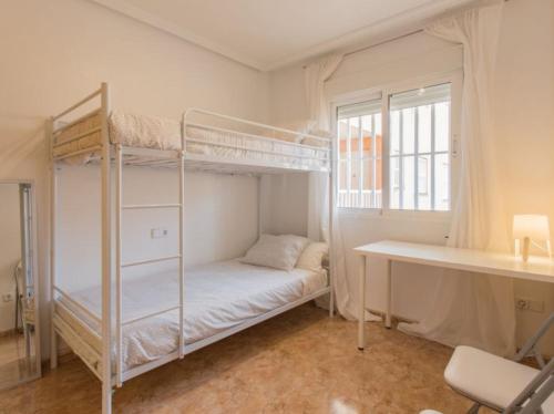 APARTAMENTO D&L CON ENCANTO- EN LOS ALCÀZARES-Totalmente equipado客房内的一张或多张床位