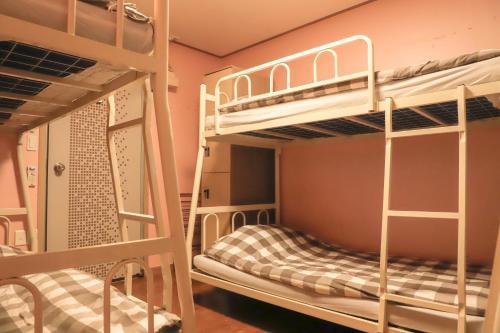 釜山釜山西瓜点卡姆宾馆的双层床间 - 带两张双层床