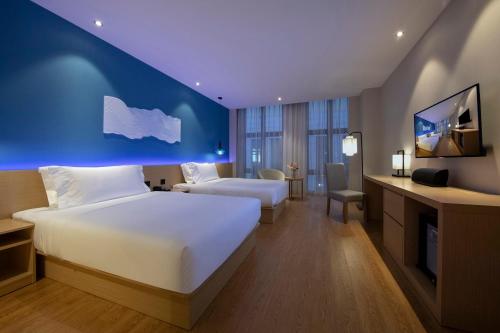 桔子酒店(上海浦东机场店)酒店提供浦东机场免费接送服务客房内的一张或多张床位