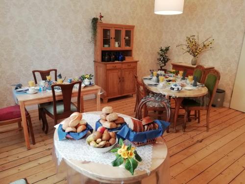 哈默尔恩Altstadtpension Hameln的一间用餐室,配有两张桌子和泰迪熊