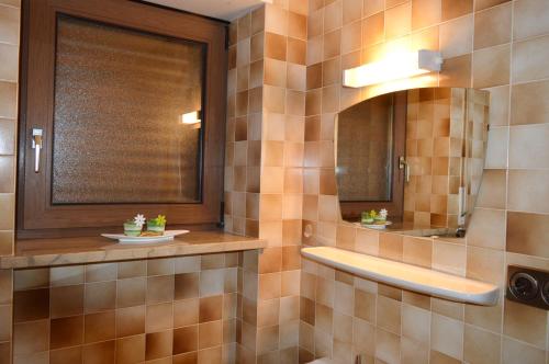新黎凡特Haus Kohler Bernhard的一间带水槽和镜子的浴室