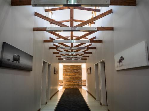 塞昆达Hotel @ Secunda的走廊设有木梁天花板