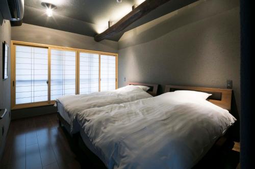 Arima Koyado Uraku客房内的一张或多张床位