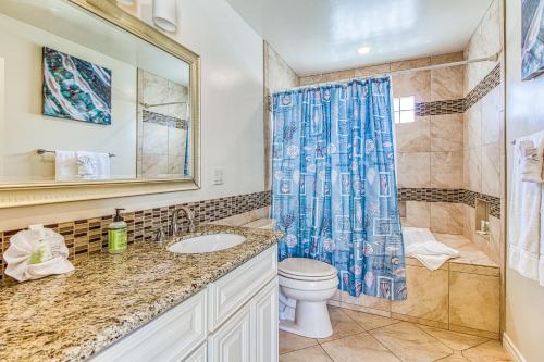 圣地亚哥Ocean Beach Cliffs Sanctuary的浴室配有卫生间水槽和淋浴。