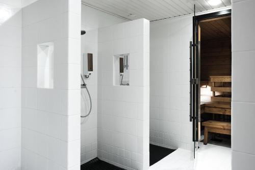 于韦斯屈莱菲尔索酒店的浴室设有白色瓷砖淋浴。