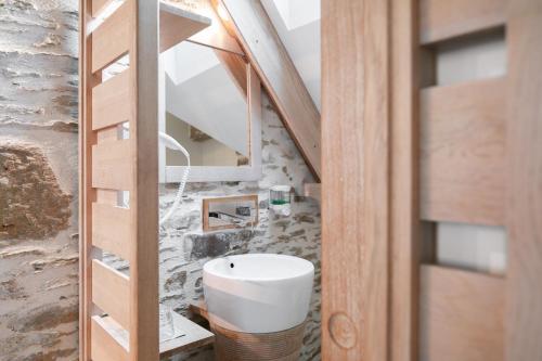 勒孔凯La Vinotière Chambres Appartements Spa的客房内的白色盥洗盆浴室
