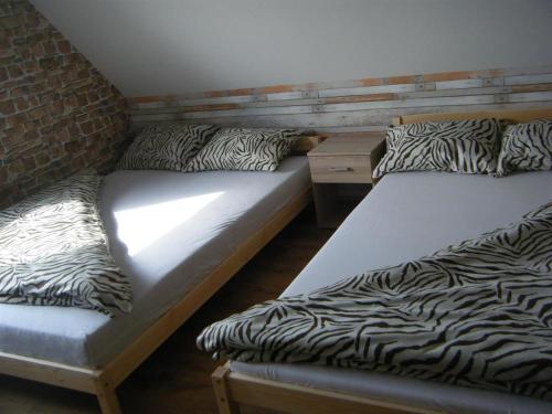 克雷廷加Garaseta的配有斑马纹床单的客房内的两张床