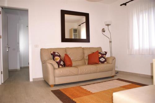 埃尔米瓜Apartamento Maruca的带沙发和镜子的客厅