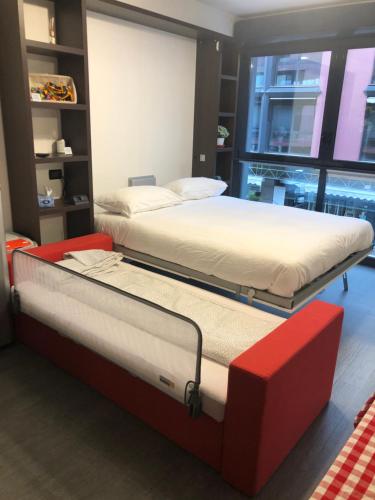 热那亚l’Ancora luxury apartment的带窗户的客房内设有两张单人床。