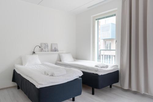 埃斯波Hiisi Homes Espoo Center的带窗户的客房内的两张床