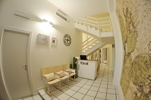 马尔扎梅米Thalìa Guest House Marzamemi的大楼内带椅子的走廊和楼梯