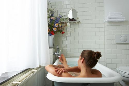 马斯特里赫特沙尔莫斯酒店的女人坐在浴缸里