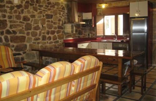 Salas de los InfantesLa Botería的厨房配有柜台、椅子和桌子