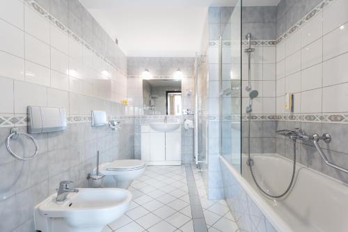 弗罗茨瓦夫Qubus酒店的一间带水槽、卫生间和淋浴的浴室