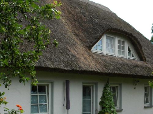 格罗斯齐克Haus Ketzenberg 3 _Achtern Diek_的茅草屋顶房屋 - 带2扇窗户