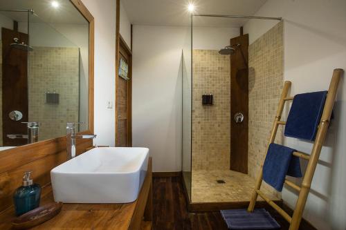 坎古奥罗拉假日公园的浴室配有大型白色水槽和淋浴。