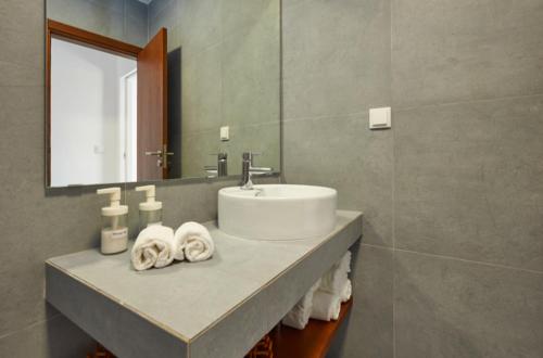 埃里塞拉Pedra Branca Apartments的一间带水槽和镜子的浴室