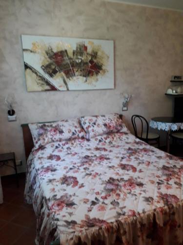 格拉达拉Villa Fabbri的一间卧室配有一张带花卉床罩的床