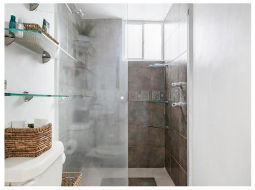 墨西哥城Ny Napoles Condos WTC的浴室配有淋浴间和卫生间。