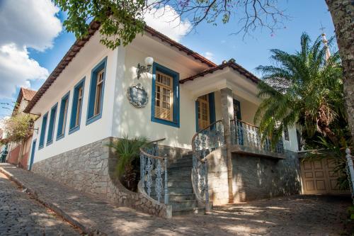 圣若昂-德雷玉兰别墅旅馆的蓝色和白色外墙的房子