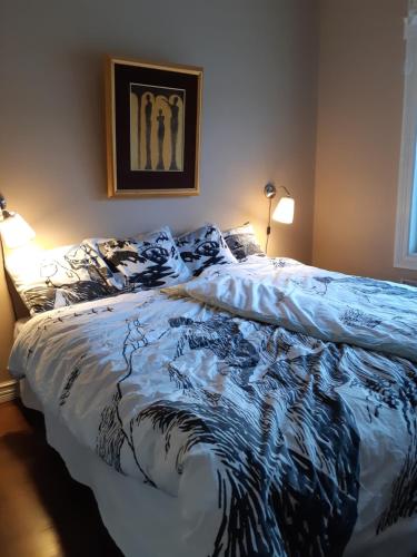 图尔库Renovated apartment at the heart of Turku的卧室内的一张带蓝色和白色棉被的床