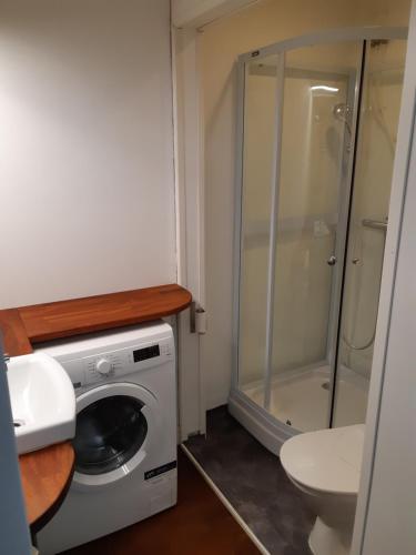 图尔库Renovated apartment at the heart of Turku的一间带洗衣机和淋浴的浴室