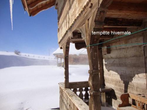 圣皮耶尔代勒福尔卡Ker Bela的地面上积雪的建筑的侧面景色