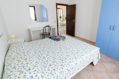 卡波利韦里弗兰卡公寓别墅酒店的一间卧室配有一张带蓝色和白色棉被的床
