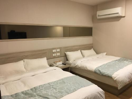 罗东镇琉恋客占的酒店客房,设有两张床和镜子
