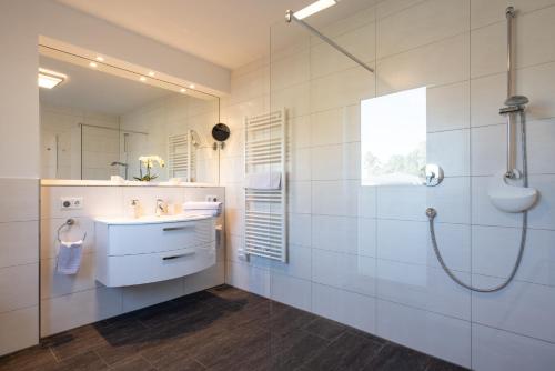 加兹尤瑟多姆Appartement Seemöwe - Oase am Haff的带淋浴和盥洗盆的白色浴室