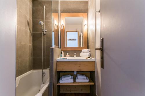 贝勒普拉涅皮埃尔假日酒店的浴室配有盥洗盆和带镜子的淋浴
