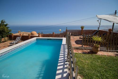 贝纳尔马德纳Villa La Tuna的蓝色的海景游泳池