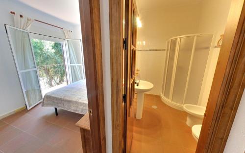 扎霍拉科斯塔特拉法加公寓的一间带水槽和卫生间的浴室以及窗户。