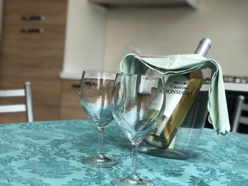 阿莱齐奥La casa di Chloé的桌子上放两杯酒杯