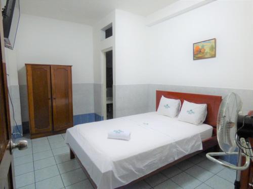 伊基托斯Hotel Aloe Uka的一间卧室配有一张床和一把椅子