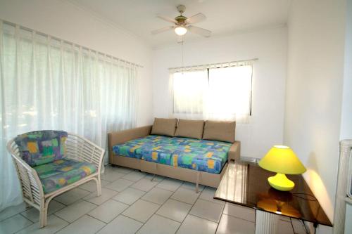 喀巴里特Beachfront apartment near Cabarete的一间卧室配有一张床、一把椅子和一张桌子
