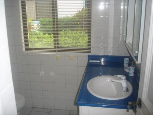 喀巴里特Beachfront apartment near Cabarete的浴室配有带蓝色台面的盥洗池