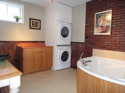 加斯佩Le 154 Jacques-Cartier的浴室配有洗衣机、洗衣机和烘干机。