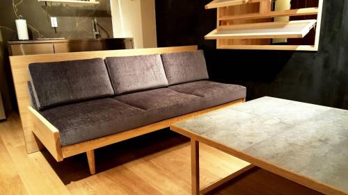 东京WOW-GINZA的客厅配有沙发和桌子