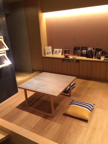 东京WOW-GINZA的一张木桌,位于带柜台的房间