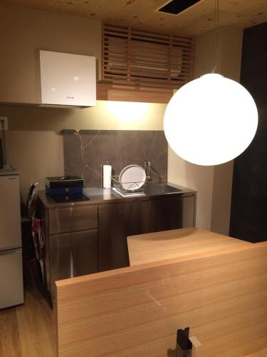东京WOW-GINZA的一个带台面和灯的厨房